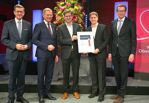 Die ENGEL Austria GmbH belegte 2023 den 2. Platz beim oö. Landespreis für Innovation in der Kategorie „Großunternehmen“ und wurde daher für den Staatspreis Innovation 2024 nominiert. V. l. Landesrat Markus Achleitner, Landeshauptmann Thomas Stelzer, Preisträger Johannes Kilian (Bereichsleiter Prozess- und Anwendungstechnik Engel Austria) und Klaus Fellner (Leiter Application Technologies Engel Austria), Stephan Kubinger (Obmann-Stv. der Sparte Industrie der WKOÖ) © Cityfoto/Pelzl